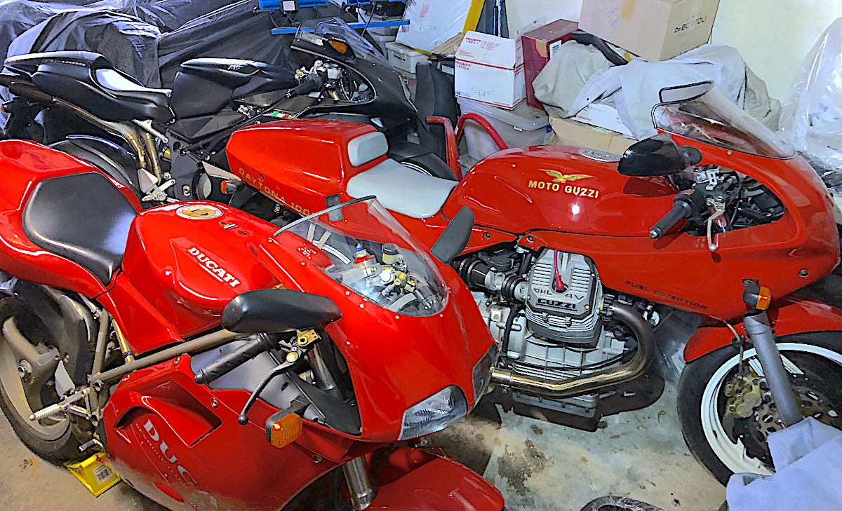 ducati 916
              Moto Guzzi Daytona 1000 mv Agusta F4 1000 nero